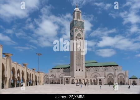 un'inquadratura mattutina ad ampio angolo della moschea e dei passaggi pedonali di hassan ii a casablanca, marocco Foto Stock