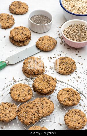 Biscotti alla canapa e ai semi di chia . Biscotti fatti in casa con canapa e semi di chia con ingredienti su sfondo bianco Foto Stock