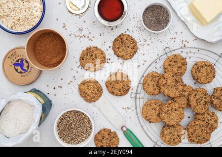 Biscotti alla canapa e ai semi di chia . Biscotti fatti in casa con canapa e semi di chia con ingredienti su sfondo bianco Foto Stock