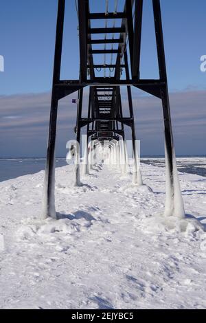 Formazione di ghiaccio a Grand Haven, Michigan. Il 2021 febbraio, il ghiaccio copriva la luce interiore, il paesaggio di Grand Haven Foto Stock