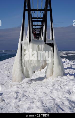 Formazione di ghiaccio a Grand Haven, Michigan. Il 2021 febbraio, il ghiaccio copriva la luce interiore, il paesaggio di Grand Haven Foto Stock