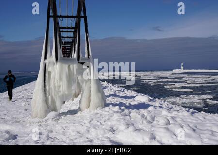 Formazione di ghiaccio a Grand Haven, Michigan. Il 2021 febbraio, il ghiaccio copriva la luce interiore, il paesaggio di Grand Haven Foto Stock