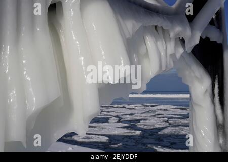 Formazione di ghiaccio a Grand Haven, Michigan. Il 2021 febbraio, il ghiaccio copriva la luce interiore, il paesaggio di Grand Haven Foto Stock