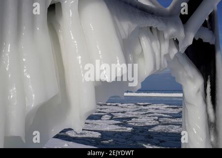 Formazione di ghiaccio a Grand Haven, Michigan. Il 2021 febbraio, il ghiaccio copriva la luce interiore, il paesaggio di Grand Haven Foto Stock