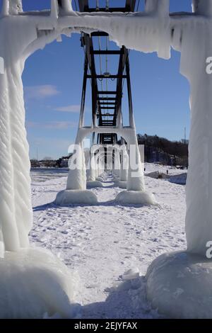 Formazione di ghiaccio a Grand Haven, Michigan. Il 2021 febbraio, il ghiaccio copriva la luce interiore, il paesaggio di Grand Haven Foto Stock