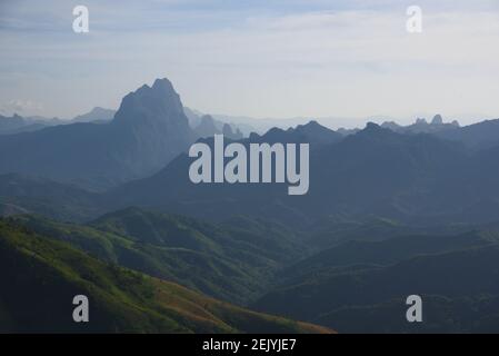 Atmosfera al tramonto nell'area di Phou Khun tra Vientiane e Luang Prabang in montagna Foto Stock