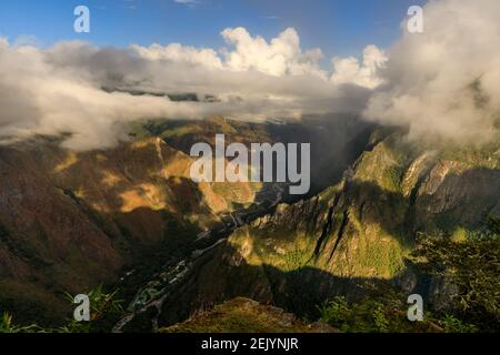 Vista dall'alto della centrale idroelettrica e della stazione ferroviaria di Machu Picchu Foto Stock