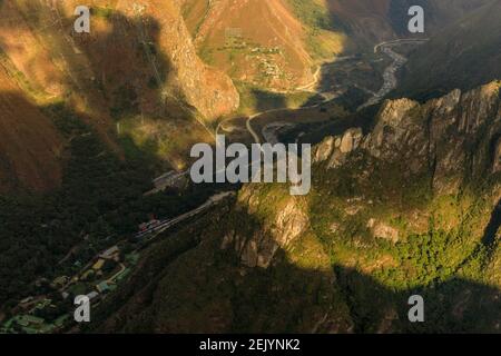 Vista della centrale idroelettrica e della stazione ferroviaria di Machu Picchu Foto Stock