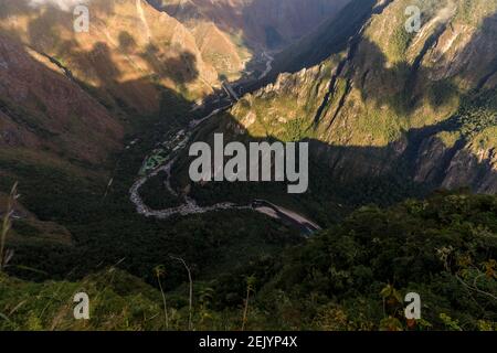 Vista della centrale idroelettrica e della stazione ferroviaria di Machu Picchu Foto Stock