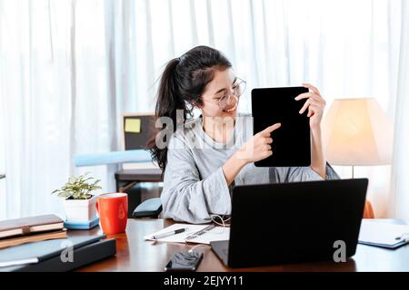 insegnante freelance studente tutor online su computer portatile a casa. Istruzione a casa. Foto Stock