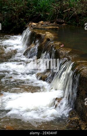 Le Cascate Masons sono un'attrazione popolare nel Parco Nazionale di Kinglake a Victoria, Australia. Questa piccola cascata è a valle su Masons Creek. Foto Stock