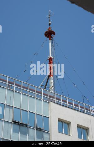 Stazione meteo palo sul tetto del moderno edificio di uffici a Bucarest, Romania Foto Stock