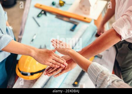 I team di ingegneri e architetti lavorano insieme. Le mani dei gruppi erano collaborazioni per fidarsi dell'azienda. Foto Stock