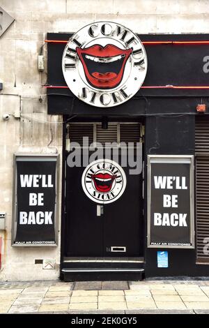 Londra, Regno Unito. 22 Feb 2021. Il Comedy Store è stato chiuso a causa di Lockdown e dei cartelli che hanno letto ''We'We'll be back''' a Londra. Tutti i locali di ospitalità dovrebbero riaprirsi il 21 giugno dopo che Boris Johnson ha annunciato la sua Road map out of Lockdown per l'Inghilterra. Credit: Dave Rushen/SOPA Images/ZUMA Wire/Alamy Live News Foto Stock