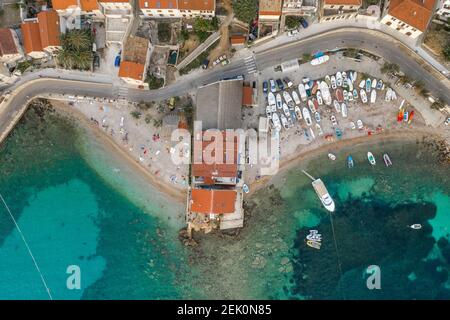 Foto aerea della spiaggia della città di Komiza su Vis Isola in Croazia tramonto ora Foto Stock