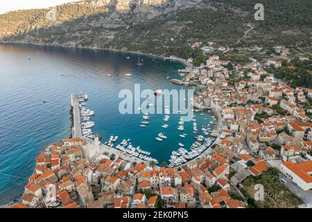 Foto di droni aerei della città di Komiza sull'isola di Vis in Croazia all'alba Foto Stock