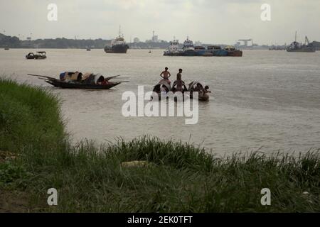 Uomini che viaggiano in barca, galleggianti sul fiume Hooghly a Kolkata, Bengala Occidentale, India. Foto Stock