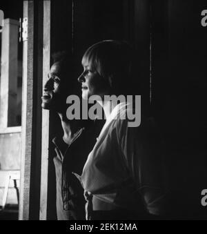 SAMMY DAVIS Jr e sua moglie POSSONO BRITT sul set Cannid durante la rottura nella ripresa di SERGEANTS 3 / SERGEANTS TRE 1962 regista JOHN STURGES Essex Productions / Meadway-Claude Productions Azienda / Artisti Uniti Foto Stock