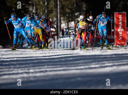 Pokljuka, Slovenia. 21 Feb 2021. Biathlon: Campionato del mondo/campionato del mondo, inizio di massa 15 km, uomini. I partecipanti iniziano la gara. Credit: Sven Hoppe/dpa/Alamy Live News Foto Stock