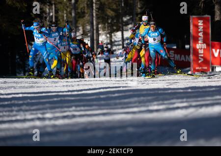 Pokljuka, Slovenia. 21 Feb 2021. Biathlon: Campionato del mondo/campionato del mondo, inizio di massa 15 km, uomini. I partecipanti iniziano la gara. Credit: Sven Hoppe/dpa/Alamy Live News Foto Stock