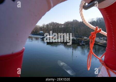 Berlino, Germania. 22 Feb 2021. Vista dal ponte di Abtei nel parco di Treptower attraverso un conservatore di vita alle barche sulle rive dello Sprea a Plänterwald in tempo di sole. La casa rotonda in plastica Ufo chiamata 'futuro' è stata progettata dall'architetto finlandese Matti Suuronen. Credit: Jens Kalaene/dpa-Zentralbild/ZB/dpa/Alamy Live News Foto Stock
