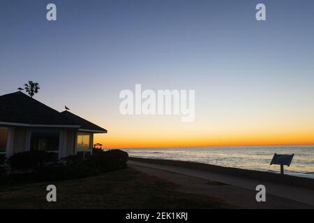 22 febbraio 2021: Il sole tramonta a la Jolla, California, lunedì 22 febbraio 2021. Il tramonto comprendeva la Jolla Cove, piscina per bambini, gazebo, foche, leoni marini, scogliere, e uccelli. Credit: Rishi Deka/ZUMA Wire/Alamy Live News Foto Stock