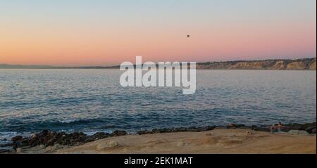 22 febbraio 2021: Il sole tramonta a la Jolla, California, lunedì 22 febbraio 2021. Il tramonto comprendeva la Jolla Cove, piscina per bambini, gazebo, foche, leoni marini, scogliere, e uccelli. Credit: Rishi Deka/ZUMA Wire/Alamy Live News Foto Stock