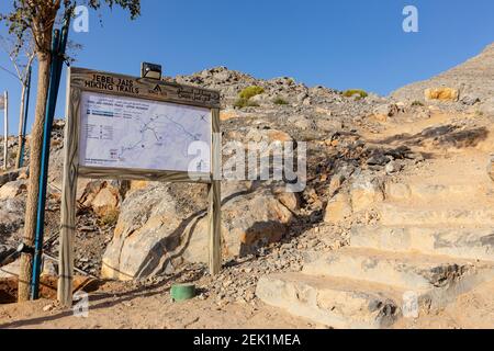 Jebel Jais, Emirati Arabi Uniti, 24.01.2021. Jebel Jais sentieri escursionistici informazioni turistiche con mappa dei sentieri e scale di pietra sentiero. Foto Stock