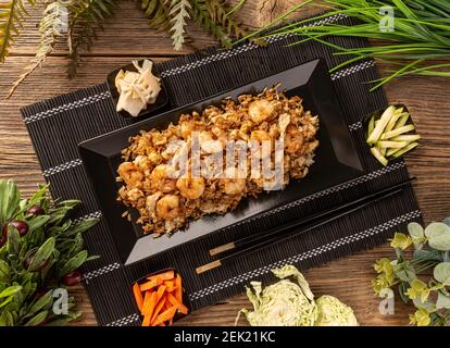 Vista dall'alto del riso fritto con gamberi in piastra nera Foto Stock