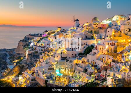 Tramonto vista notturna del tradizionale villaggio greco Oia sull'isola di Santorini in Grecia. Santorini è un'iconica destinazione di viaggio in Grecia, famosa per i suoi soli Foto Stock