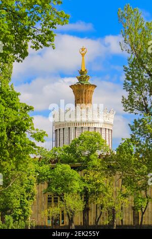 Mosca, Russia 12.05.2016 padiglione Agricoltura, l'ex torre degli ucraini sotto forma di una corona con una stella circondata da alberi verdi. Foto Stock
