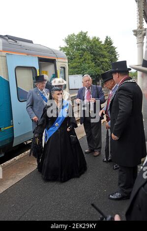 "Queen Victoria" arriva alla stazione ferroviaria di Llandrindod Wells per partecipare Nel festival vittoriano annuale della città Foto Stock
