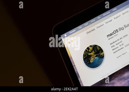 Primo piano dello schermo del nuovo MacBook Air con il chip M1 di Apple e l'ultimo macOS Big sur. Foto Stock