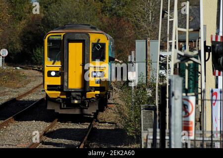 Guida di una DMU di classe 153 che gestisce il livello che controlla il passaggio di livello alla stazione di Llandovery, cuore della linea del Galles Foto Stock