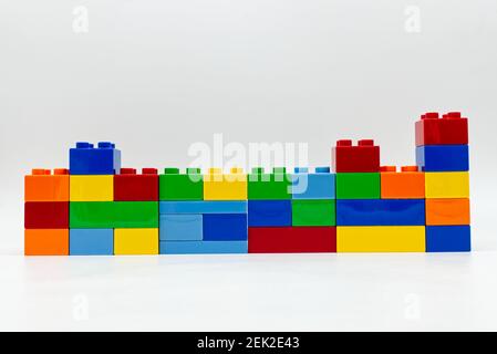 Blocchi di costruzione Lego colorati isolati su sfondo bianco. Foto Stock