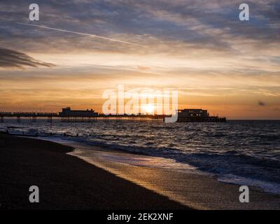 Worthing Beach, Worthing, Regno Unito. 23 Feb 2021. Il sole sorge su Worthing Pier. La mattina, dopo che è stata annunciata una tabella di marcia per la fine del blocco e le misure del covid-19, la costa meridionale è stata trattata a un'alba meravigliosa. Foto per credito: Julie Edwards/Alamy Live News Foto Stock