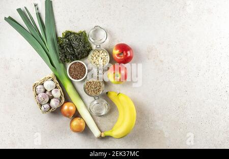 Gli alimenti prebiotici sono tipi di fibre dietetiche che alimentano i batteri amichevoli nel vostro intestino. Foto Stock