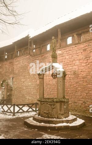 Bene nel castello di Haut-Koenigsbourg, nella nebbia in inverno, Alsazia, Francia Foto Stock