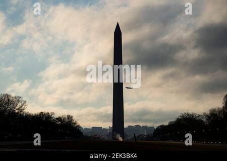 Washington, Stati Uniti. 23 Feb 2021. Foto scattata il 22 febbraio 2021 mostra il Washington Monument a Washington, DC, Stati Uniti. Secondo il Center for Systems Science and Engineering (CSSE) della Johns Hopkins University, lunedì gli Stati Uniti hanno raggiunto la triste pietra miliare di mezzo milione di morti di coronavirus. Credit: Liu Jie/Xinhua/Alamy Live News Foto Stock