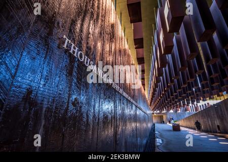 Montgomery, Alabama/USA-Feb 20, 2021: Iscrizione sulla parete dell'acqua al Memoriale Nazionale per la Pace e la Giustizia. Foto Stock