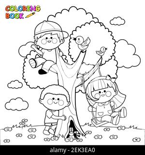 Bambini che giocano su un albero nel giardino. I bambini nel parco giochi giocano nella natura. Pagina da colorare in bianco e nero. Foto Stock
