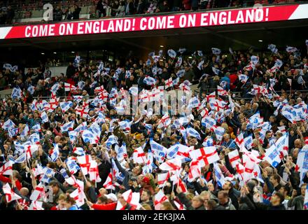 File foto datata 22-03-2019 dei tifosi inglesi negli stand durante la qualificazione UEFA Euro 2020, partita del Gruppo A al Wembley Stadium di Londra. Data di emissione: Martedì 23 febbraio 2021. Foto Stock