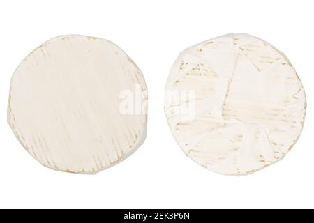 Camembert o brie formaggio isolato su sfondo bianco. Formaggio morbido coperto da muffa bianca commestibile vista dall'alto. Foto Stock