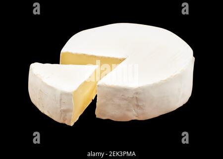 Camembert o brie formaggio isolato su sfondo nero. Formaggio morbido coperto da muffa bianca commestibile vista dall'alto. Foto Stock