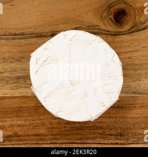 Brie o formaggio camambert su una tavola di legno. Foto Stock
