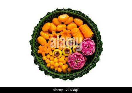 Dessert di nozze thailandesi su piatto di foglie di banana o krathong per cerimonia tradizionale thailandese isolato su sfondo bianco. Foto Stock