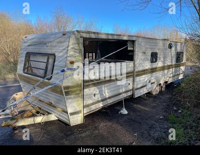 Caravan abbandonato in un Lay-by sulla A377 a Lapford tra Exeter e Barnstaple nel Devon Rurale, Inghilterra, Regno Unito Foto Stock