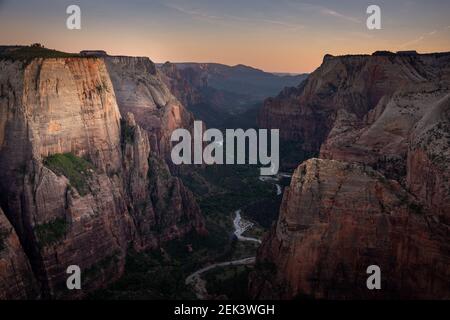 Foto al tramonto degli angeli che atterrano e della valle di Zion Nationalpark, scattata sulla piattaforma di osservazione, nello Utah, USA, America Foto Stock