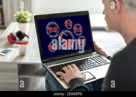 Schermo del portatile che visualizza un concetto di spam Foto Stock