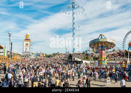 Baviera-Monaco-Germania, 29 settembre 2019: Il più grande festival folk del mondo, l'Oktoberfest di Monaco, una scena tipica durante l'Oktober di Monaco Foto Stock
